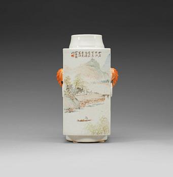 432. A square, famille rose vase. Late Qing Dynasty/Republic era, early 20th century.