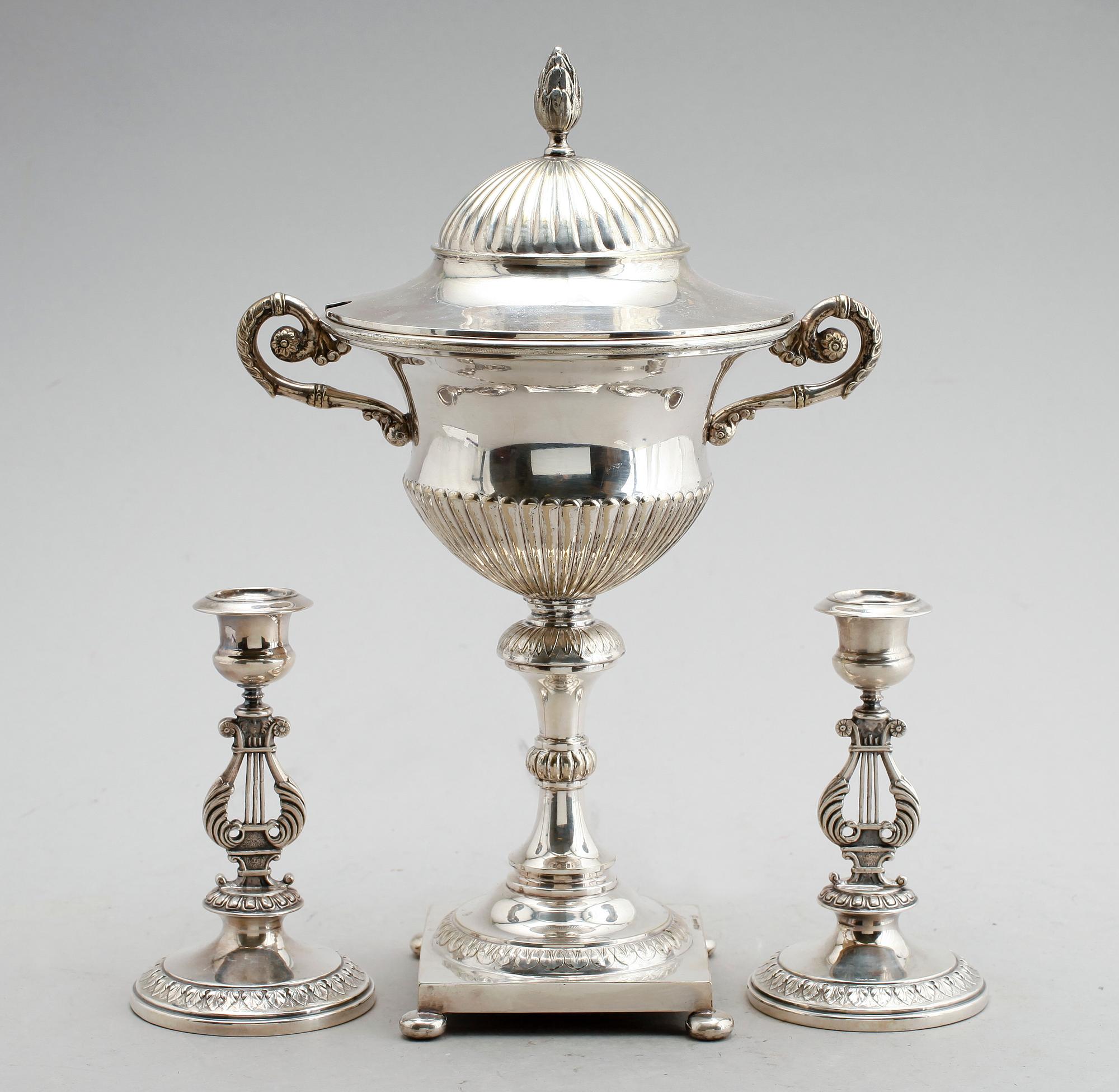 STRÖSOCKERSKÅL OCH LJUSSTAKAR 1 PAR, nysilver, GAB, 1900-talets mitt.