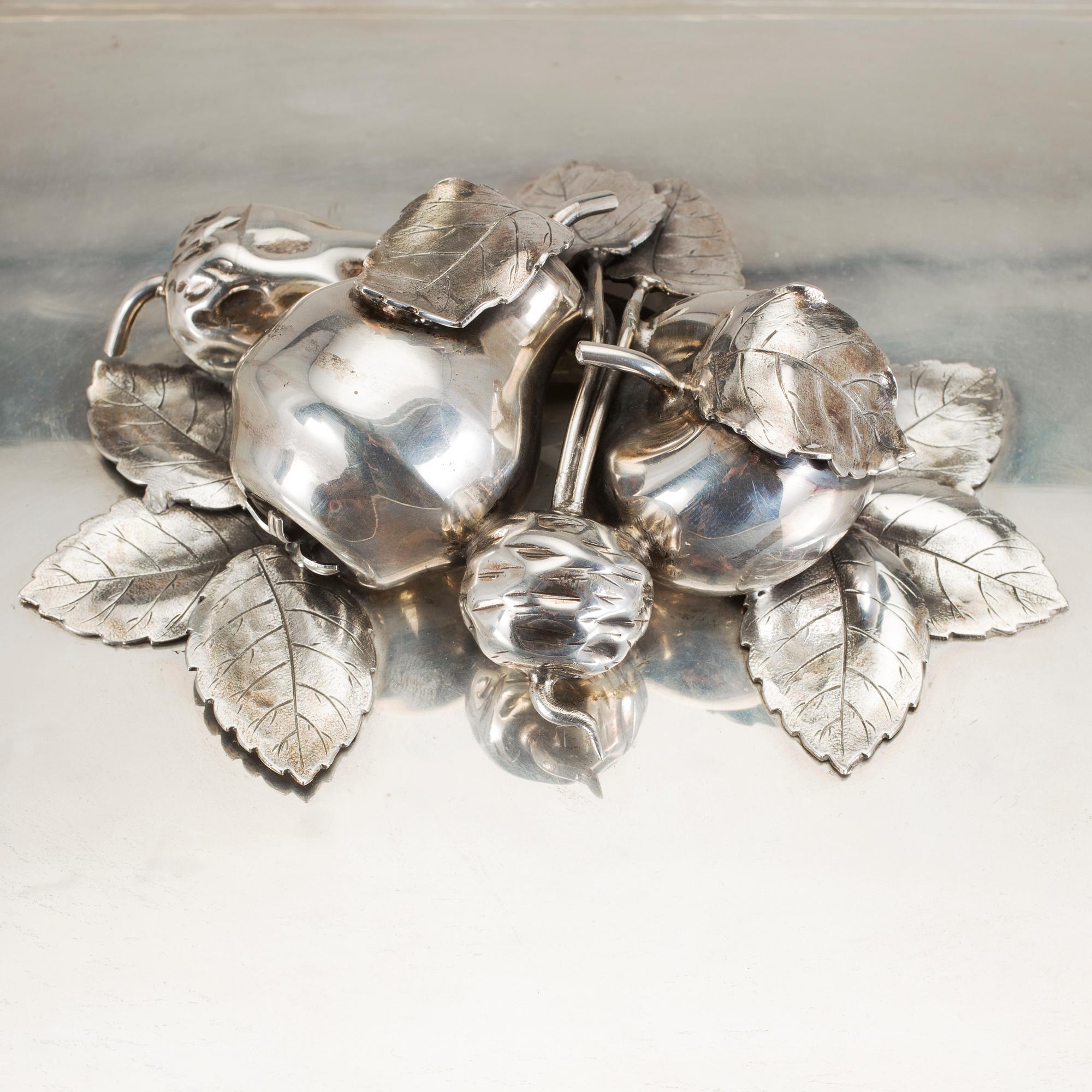 KAROTT MED LOCK, silver, 1900-tal. Ca 2600 g.