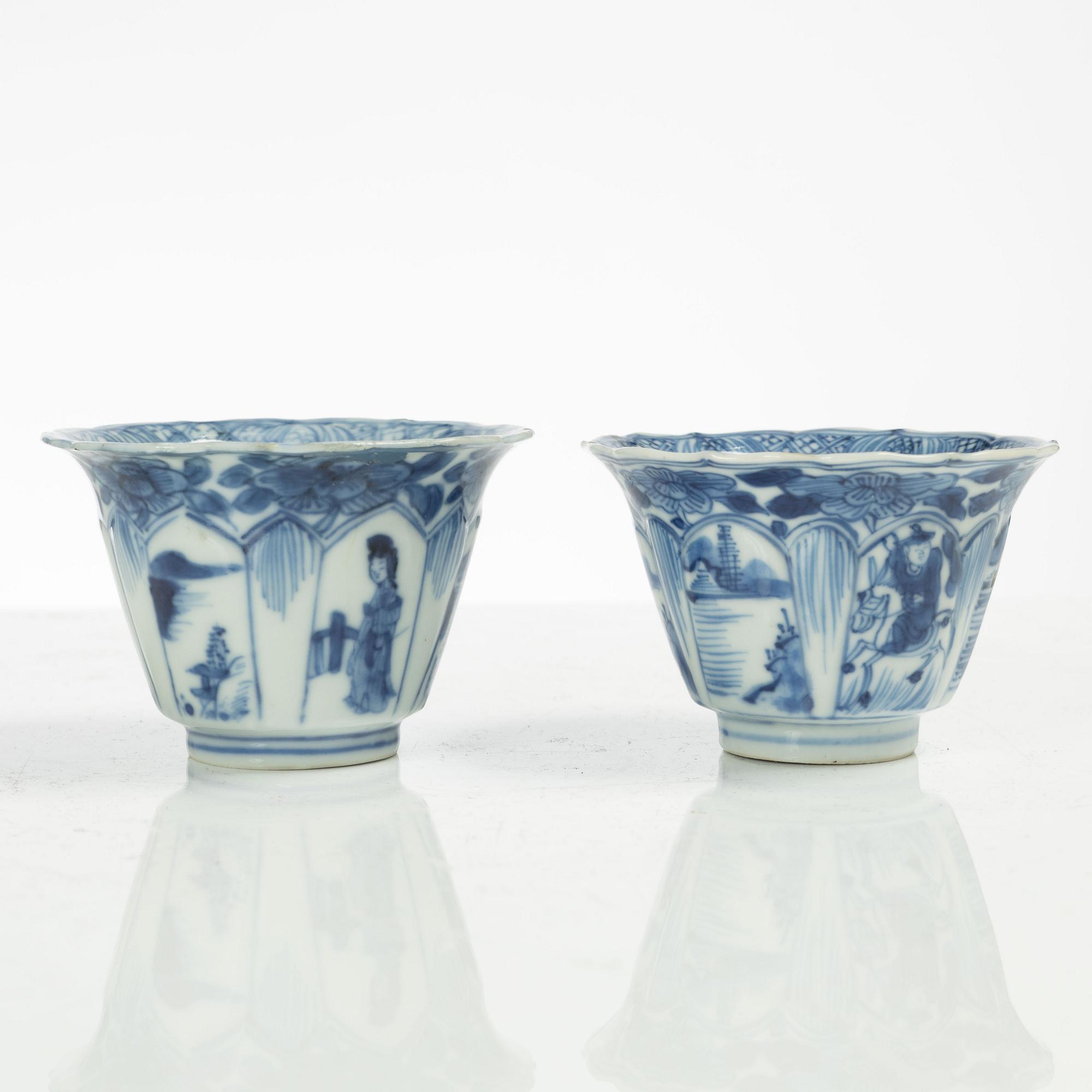 Koppar, två stycken, samt fat, porslin, Kina, Qingdynastin, Kangxi (1662-1722).