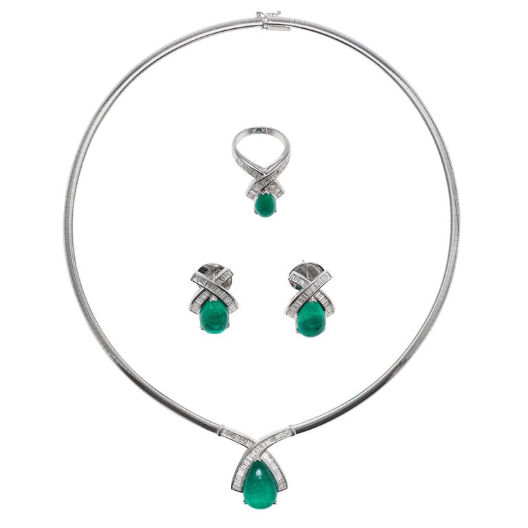 GARNITYR, 3 delar. Halsband, ring och örhängen. Baguetteslipade diamanter 5.8 ct. Droppslipade smaragder 20.9 ct.