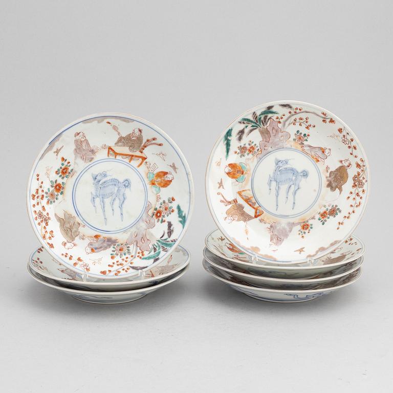 A set of 7 Japanese imari verte dishes, Meiji period (1868-1912).