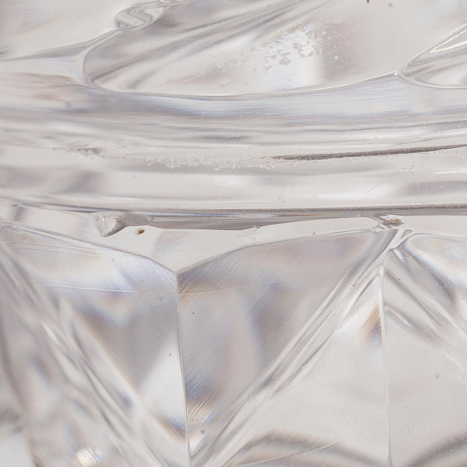 Maljakko, kullattu messinki, hiottu lasi, 1800-luvun puoliväli.