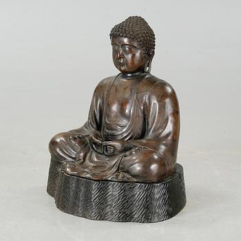 BUDDHASKULPTUR, patinerad brons och trä, Japan, 1900-tal.