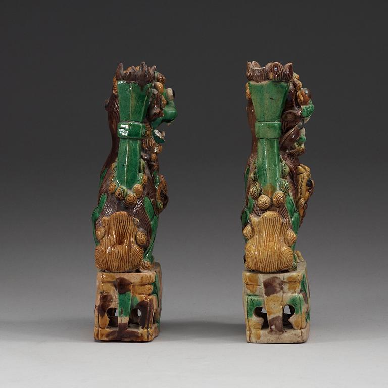 RÖKELSEHÅLLARE, ett par, porslin. Qing dynastin, Kangxi (1662-1722).