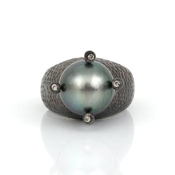 RING, silver med grå South Sea pärla och små diamanter tot ca 0,04 ct. Total vikt 11,67 g.