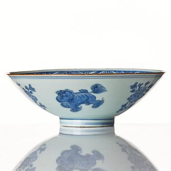 A blue and white Transitional bowl, 17th Century.