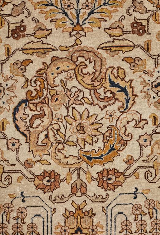 MATTO, a semi-antique Tabriz, ca 593,5 x 398,5 cm.