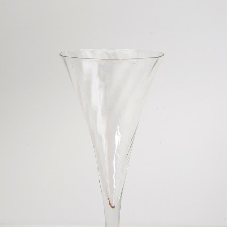 Gunnar Cyrén, a 36 pcs glass service "Helena from Orrefors alter part of the 20th century.