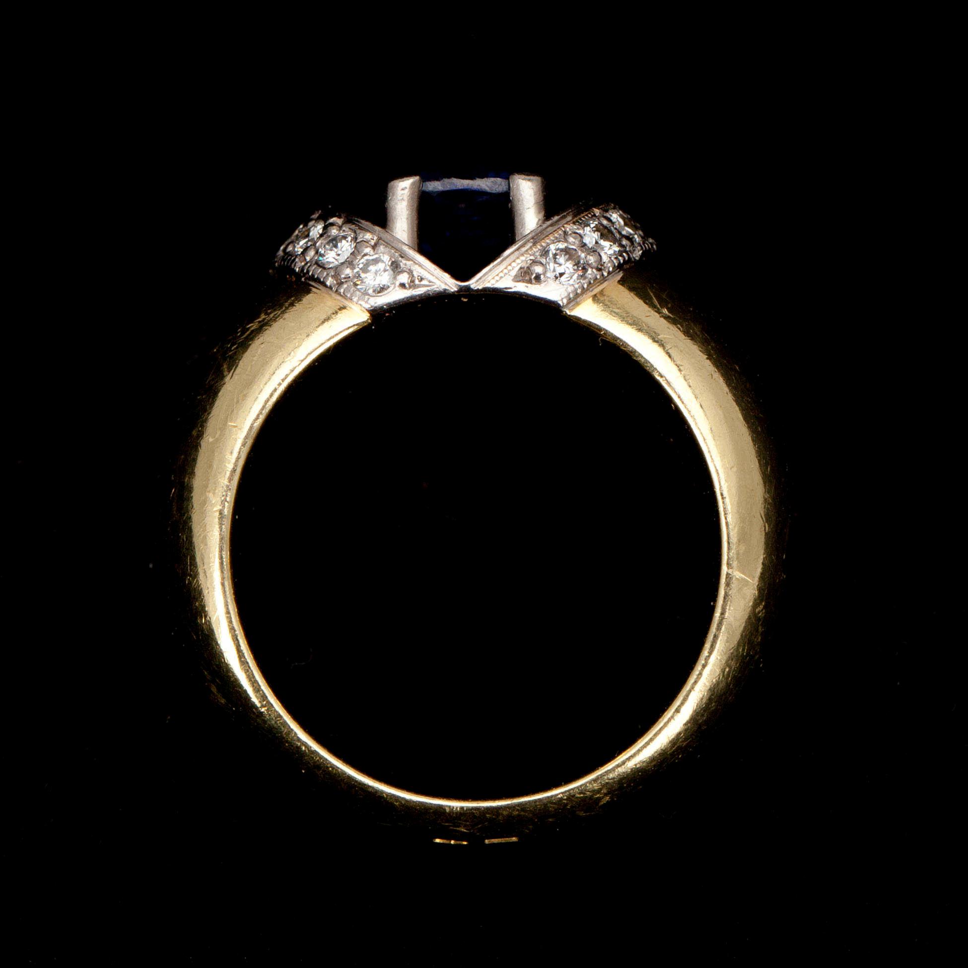 RING, guld och vitguld 18K med safir 1,90 ct och 16 st briljantslipade diamanter tot. 0,32 ct. Vikt 9,9 g.