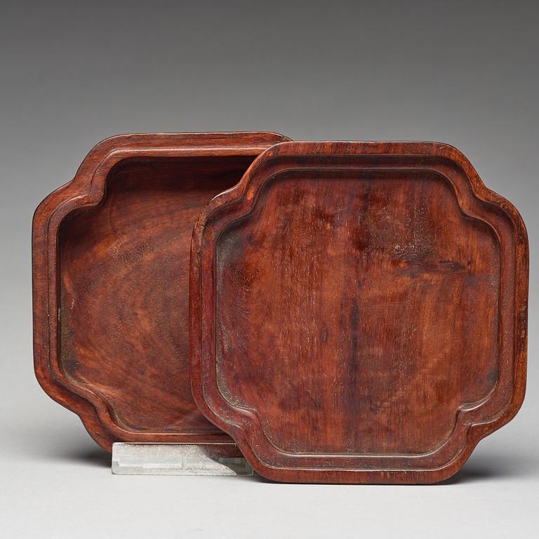 A carved wooden box with cover, late Qing dynasty.