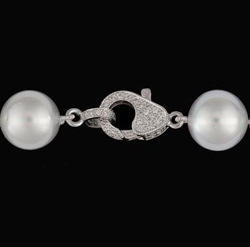 A cultured South sea pearl necklace. Diameter on pearls 12 - 13.9 mm.