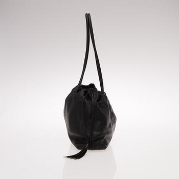 BLACK LEATHER DRAWSTRING TASSEL TOTE BAG.