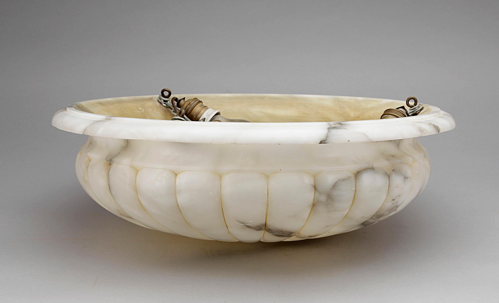 TAKAMPEL, alabaster, 1900-talets första hälft. H ca20.