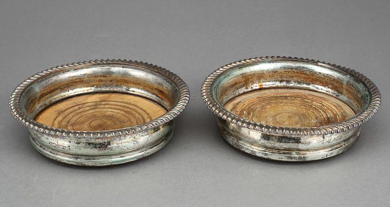 COASTERS, 4st, pläter och silver, bland annat Sheffield, 1823?.