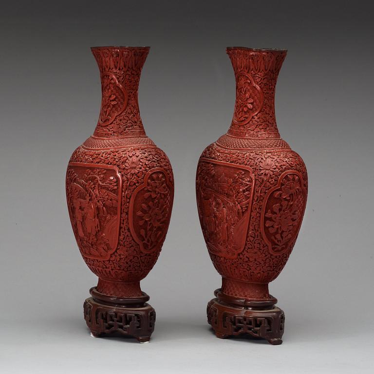 A pair of red lacquer vases, late Qing dynasty.