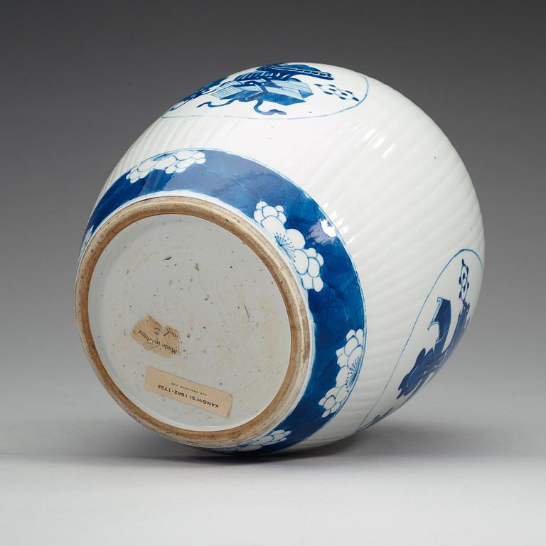 A blue and white jar, Qing dynasty, Kangxi (1662-1722).