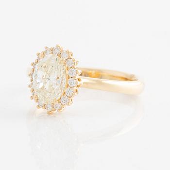Ring with oval diamond and brilliant-cut diamonds. Accompanied by GIA report.