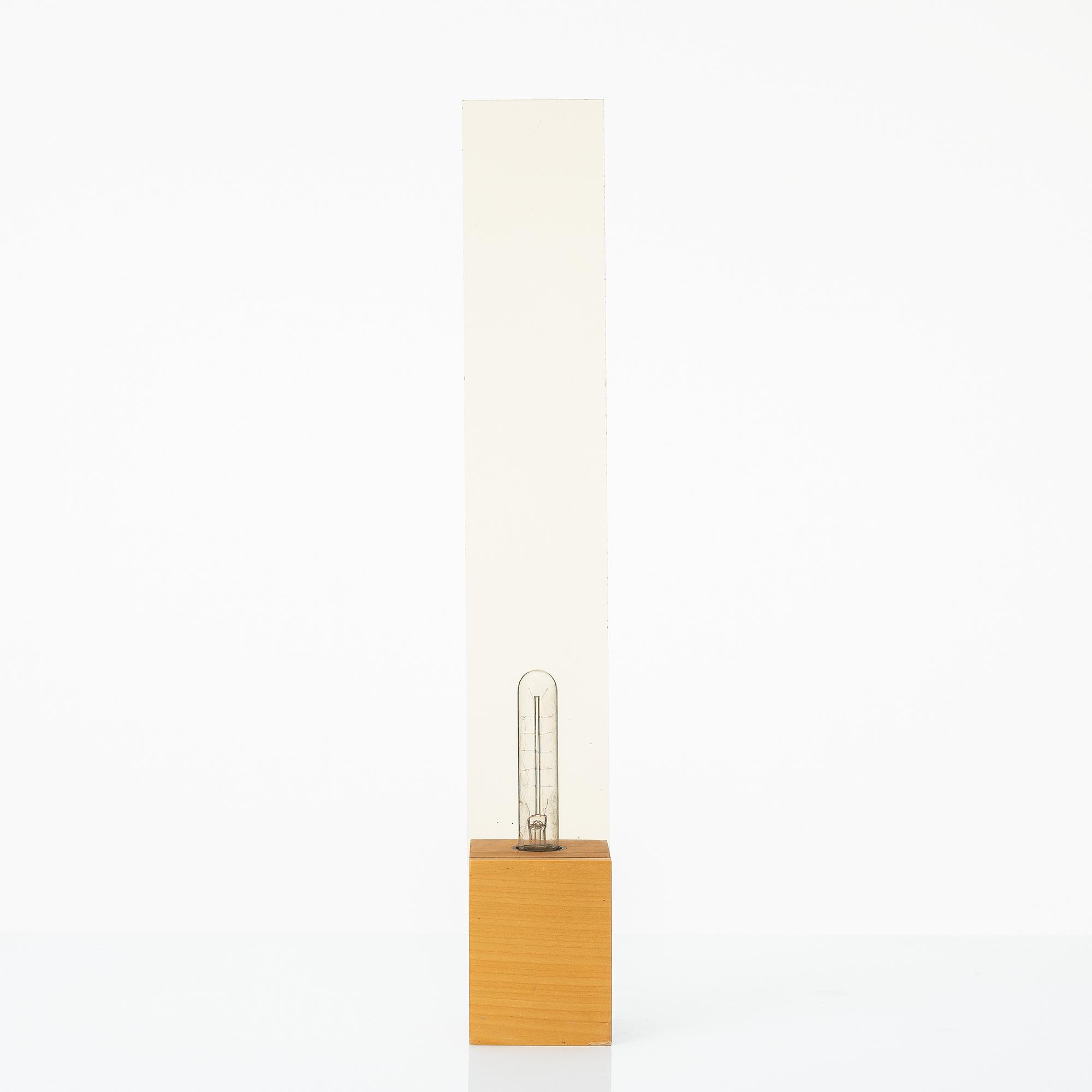 Vägglampa, trä och glas,  samtida produktion.