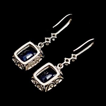 ÖRHÄNGEN, 1 par, 14 k vitguld, blå safirer tot ca 5.65 ct samt briljantslipade diamanter tot ca 0.65 ct. Vikt ca 4.60 gr.