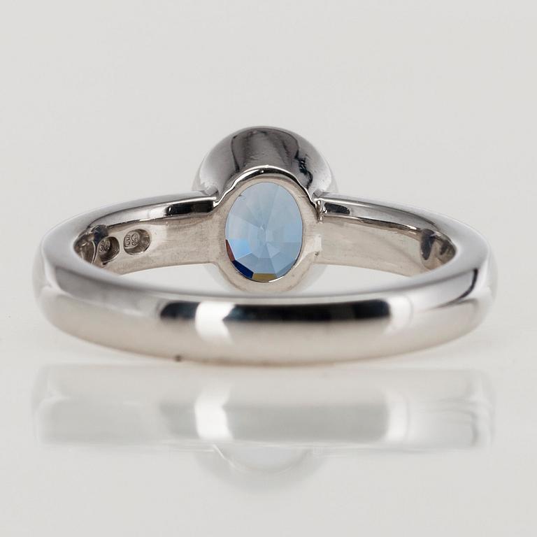 SORMUS, 18K valkokultaa, safiiri n. 2,0 ct. Pekka Kulmala, Helsinki 2003. Paino 7,1 g.