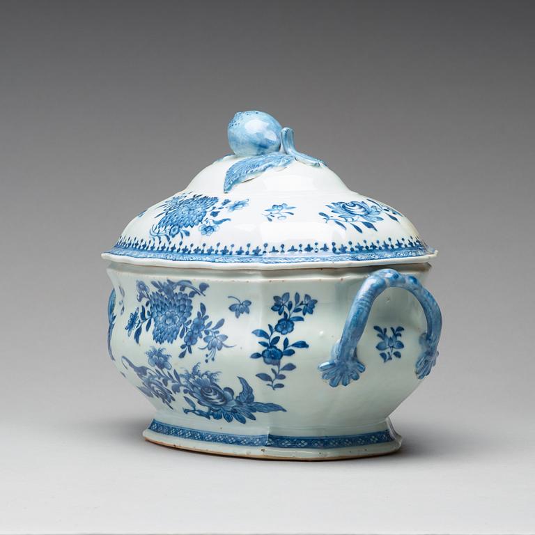 A blue and white tureen with cover,  Qing dynasty, Qianlong (1736-1795).