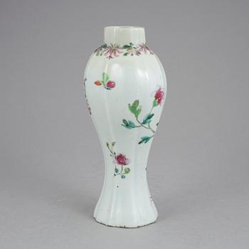 VAS, porslin. Kina, Qingdynastin, Qianlong, (1736-95).