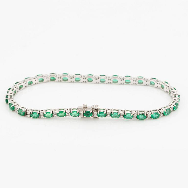 Bracelet, 18K white gold with emeralds and brilliant-cut diamonds.