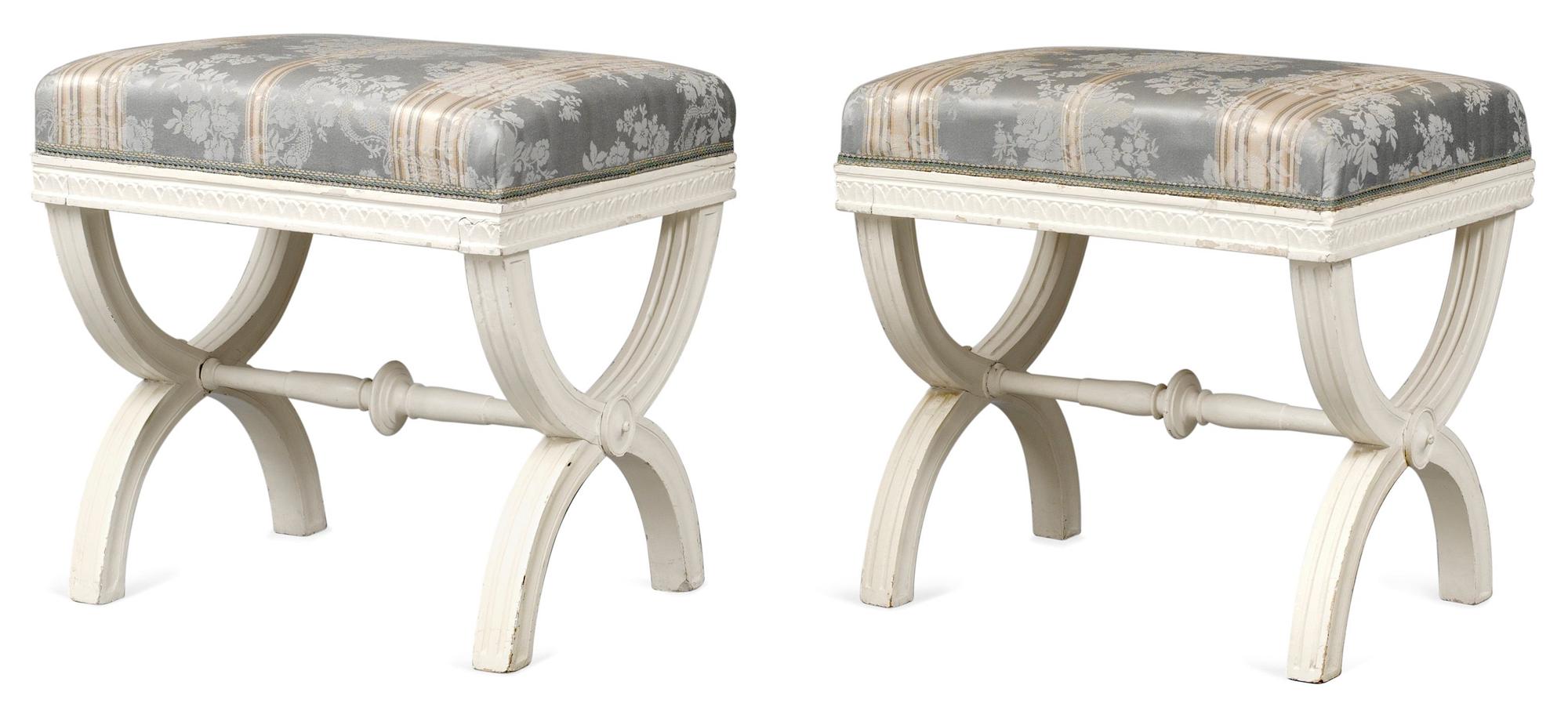 TABURETTER, ett par. Sengustavianska.