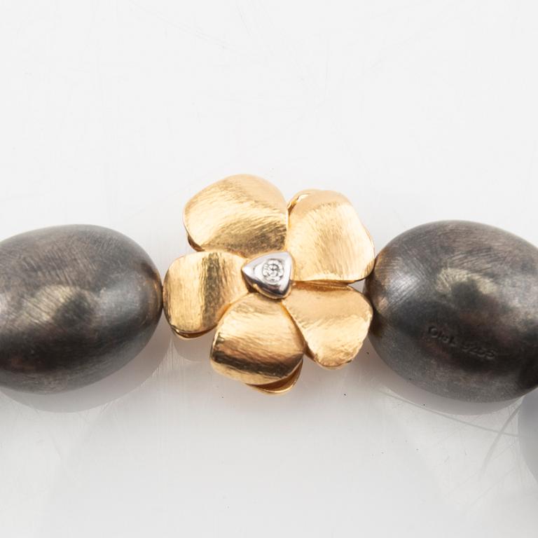 Ole Lynggaard, 5 collier med lås 18K vitt och rött guld och runda briljantslipade diamanter.