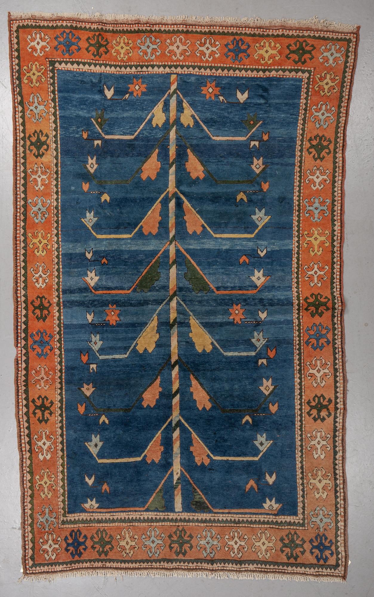 Matto, an Oriental, ca 302-307 x 181,5-194 cm (as well as 1-2 cm flat weave at the ends).