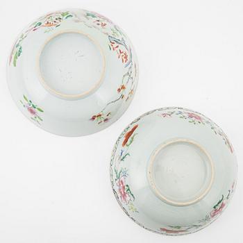 Bålskålar, två stycken, kompaniporslin. Qingdynastin, Qianlong (1736-95).
