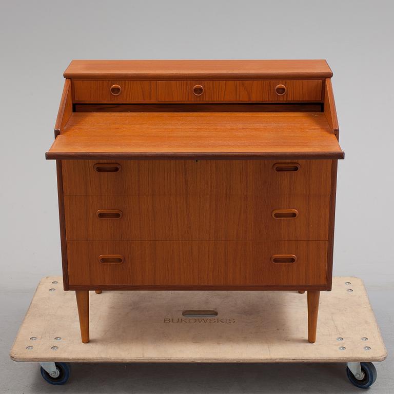 A 20th century chest of drawers.