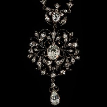 COLLIER, silver samt pastestenar, importstämplat, omkring 1900.-talets mitt. Vikt 42 g.