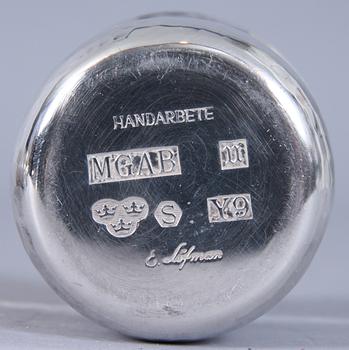 BÄGARE, 7 st samt KANNA, silver, 1973. Vikt 476 gram.