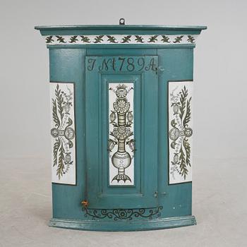 HÖRNHÄNGSKÅP, allmoge, 1800-tal.