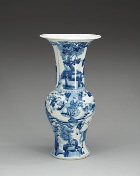 TRUMPETVAS, porslin. Qing dynastin.