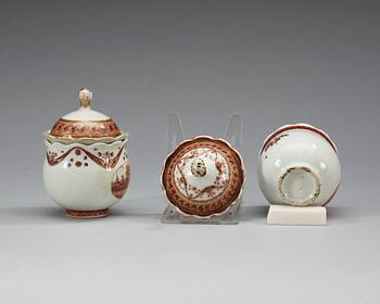 STEKFAT samt CREMEKOPPAR, två stycken, vapenporslin. Qing dynastin, Qianlong (1736-1796).