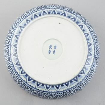 Skålar, två stycken, samt fat, porslin. Japan, Meiji (1898-1912).