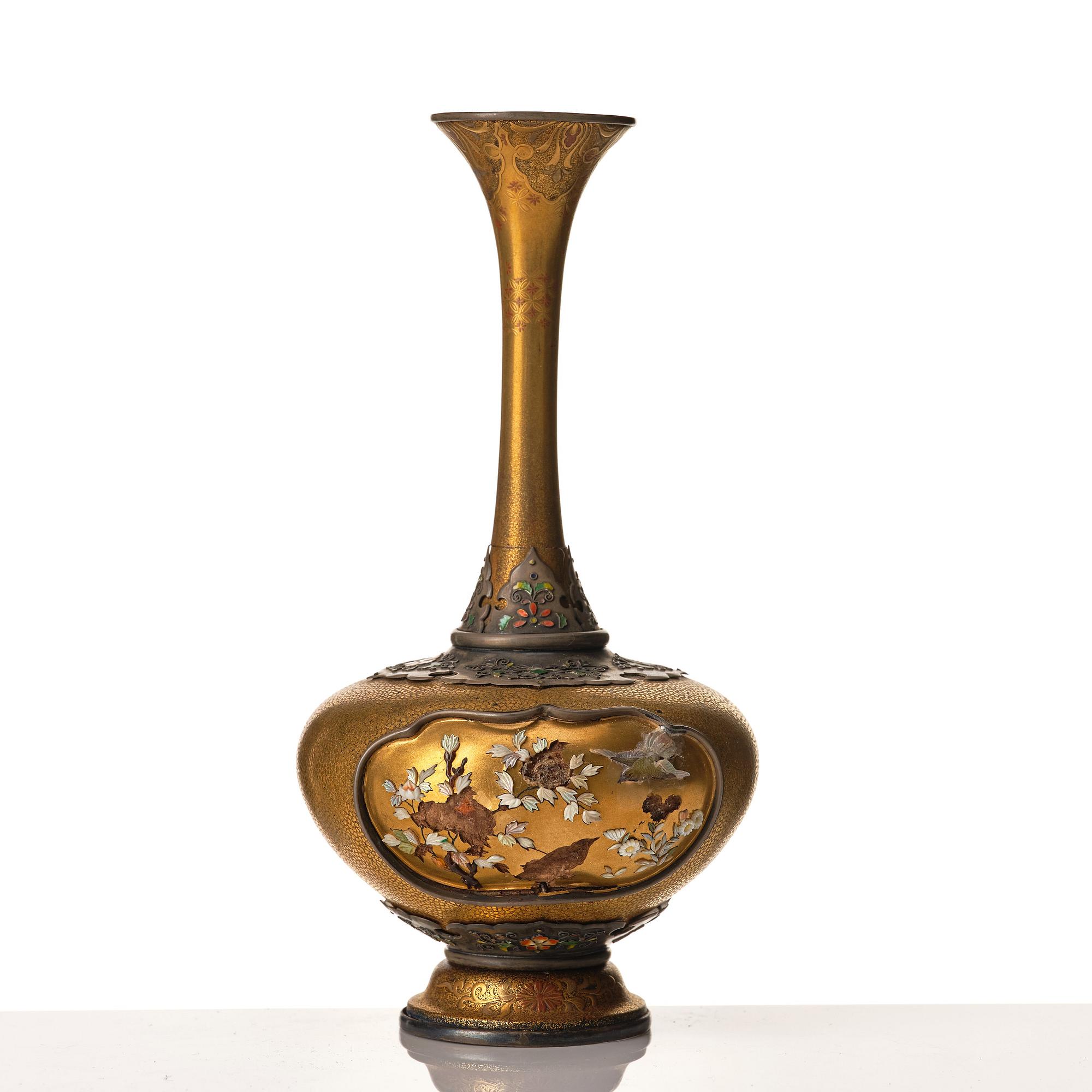 Vas, guldlack, silvermonterad. Shibayamastil, Japan, Meiji (1868-1912).