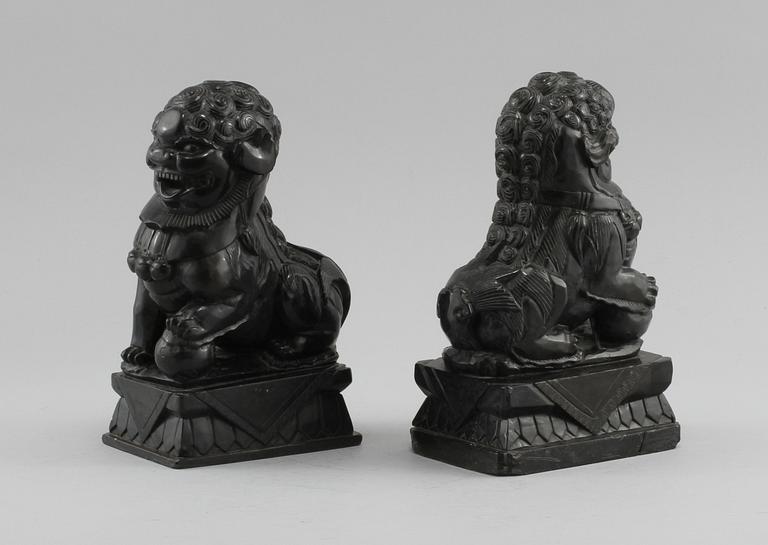 FIGURINER, ett par, sten, 1900-talets andra hälft.