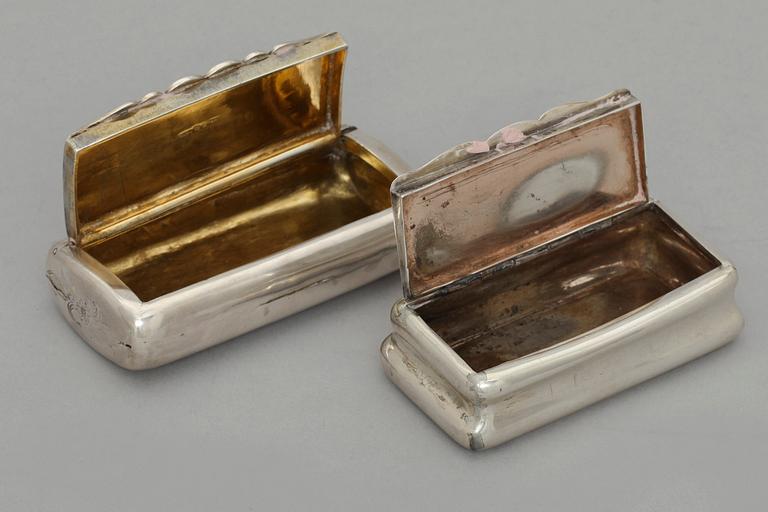 DOSOR, 2 st, silver, en import, en Anders Ulrik Wahlberg, Göteborg 1901. Vikt c:a 64 + 75 g.