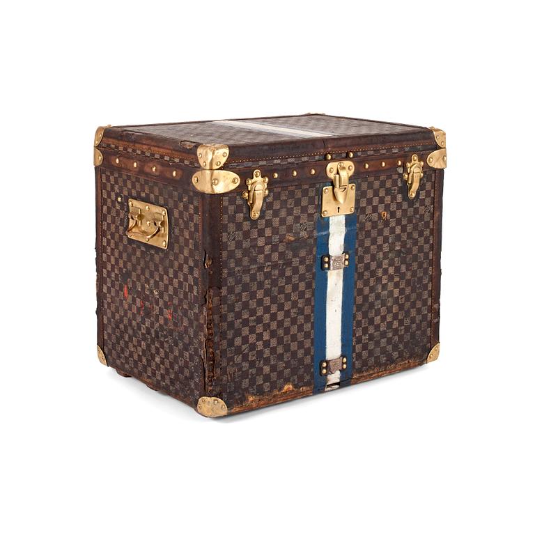 LOUIS VUITTON, damier trunk.