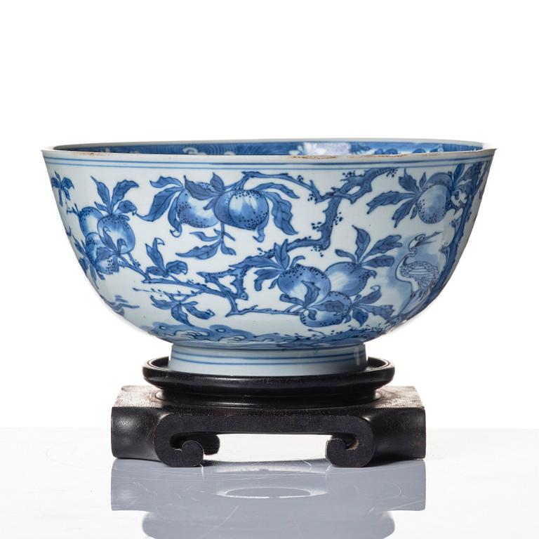A blue and white bowl, Qing dynasty, Kangxi (1662-1722).