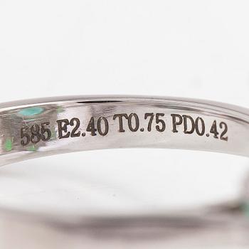 A 14K white gold ring with an emerald 2.40 ct, tsavorites 0.75 ct and diamonds ca 0.42 ct. With IGI certificate.
