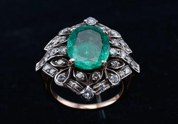 A RING, emerald c. 3.3 ct, brilliant cut diamonds c. 1.3 ct. 18K gold. Weight 6,7 g.