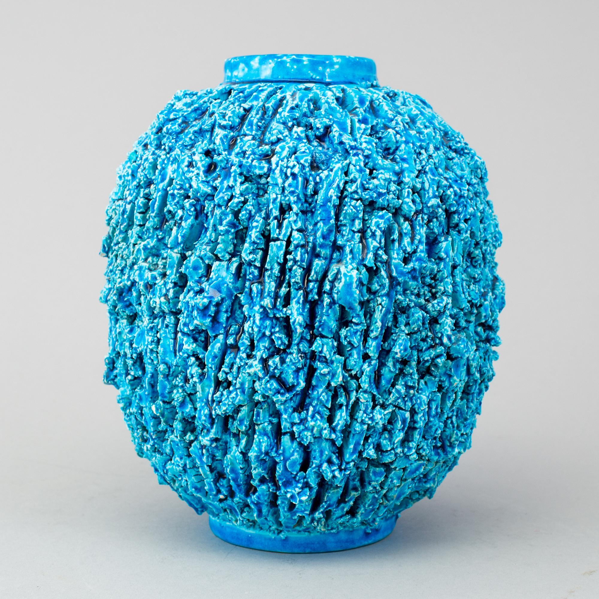 GUNNAR NYLUND, vas av chamotterat stengods, Rörstrand, "Igelkottvasen", formgiven 1936.