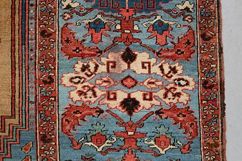 A carpet, antique Heriz/Bakshaish, ca 633-645 x 321-328,5 cm.