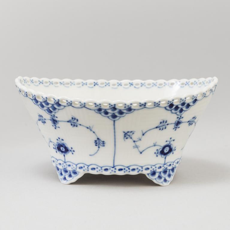 SERVISDELAR, 103 stycken, porslin, "Musselmalet", Royal Copenhagen.