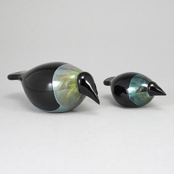 OIVA TOIKKA, two glass birds, Raven (Korppi) 1998–2002 och 2012–2013, signed O. Toikka Nuutajärvi.